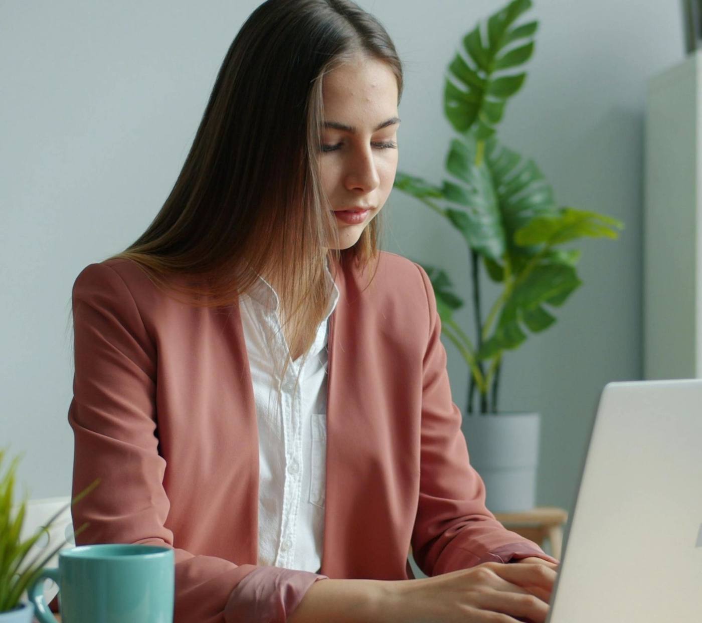 Laptopja előtt elmélyülten dolgozó nő